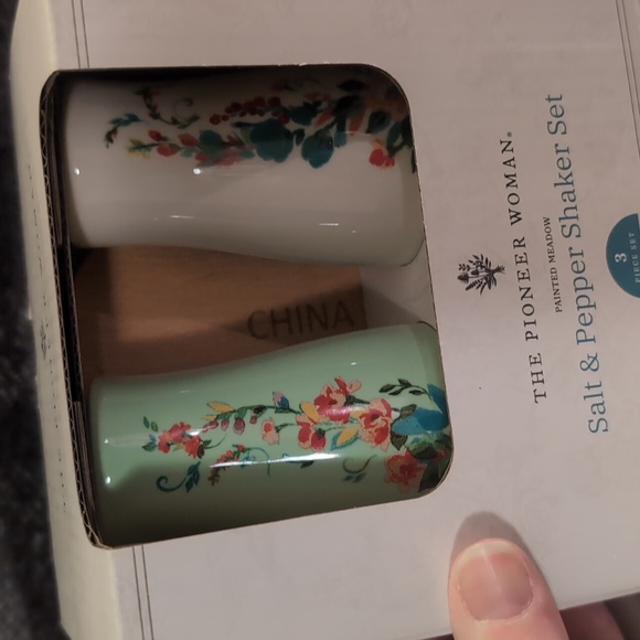 Pioneer woman salt and pepper shakers - Picture 2 of 3